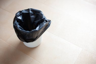 Yerde boş bir çöp kutusu var. metin için boşluk kopyala