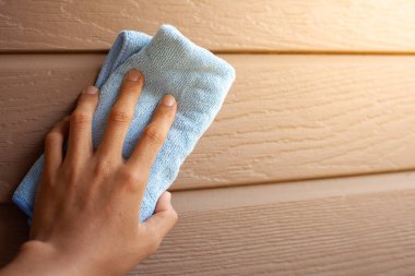 Mavi eldivenli bir el havluyla