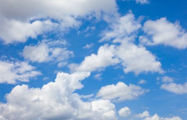 Mavi gökyüzü ve bulutlu aydınlık bir sabah.