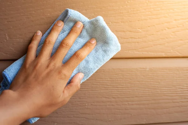 Ahşap arka planda açık kapılı kadın elini kapat.