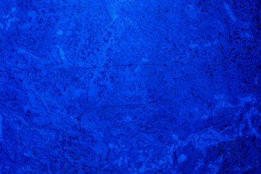 Koyu mavi beton duvar yüzeyi. Çatı katı tarzı duvar. Eski çimento arka planı. Tasarım için bir kopya alanı var.