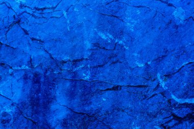 Koyu mavi beton duvar yüzeyi. Çatı katı tarzı duvar. Eski çimento arka planı. Tasarım için bir kopya alanı var.