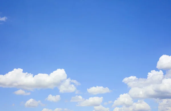 Blå Himmel Bakgrund Med Moln Ljus Natur Royaltyfria Stockbilder