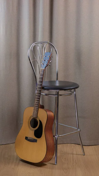 Guitarra Fica Perto Uma Cadeira Alta Imagens De Bancos De Imagens