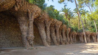 Park Guell. Yürüyüş sokağı. Kuş yuvaları.