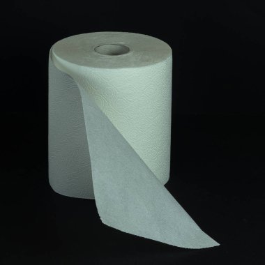 Siyah arkaplanda kağıt havlu rulosu