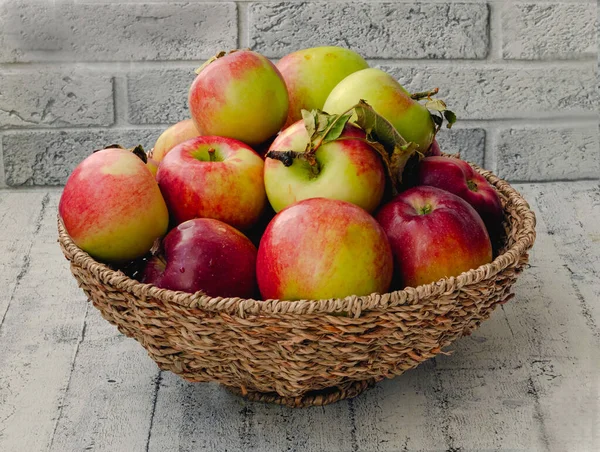 Weidenschale Mit Äpfeln Auf Dem Küchentisch — Stockfoto