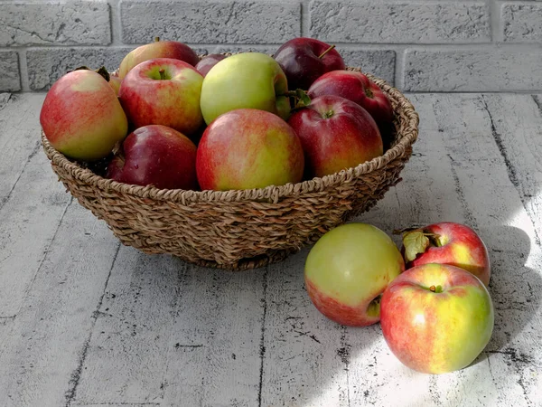 Äpfel Der Korbschüssel Und Auf Dem Küchentisch — Stockfoto