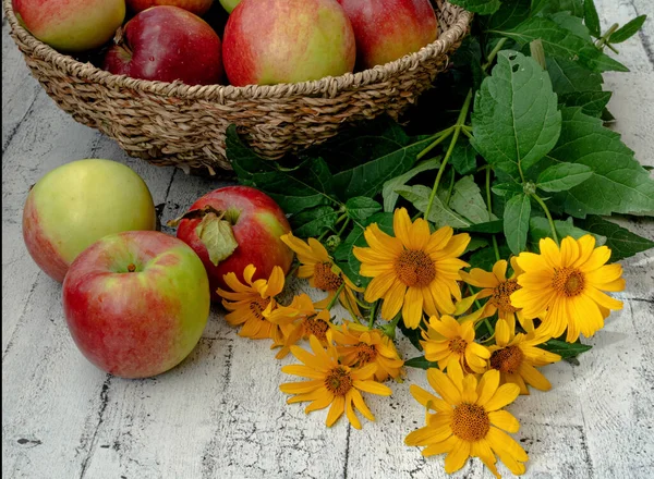 Äpfel Und Blumen Auf Dem Küchentisch — Stockfoto