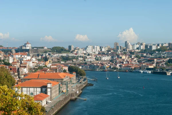 Vue panoramique de Porto et Gaia ribeira par une journée ensoleillée avec des yachts et des bateaux passant par les toits en tuiles rouges - Porto, Portugal — Photo
