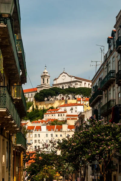 Rues de Lisbonne avec vue sur l'église de Notre-Dame de Grâce sur la colline - Lisbonne, Portugal, Vertical — Photo