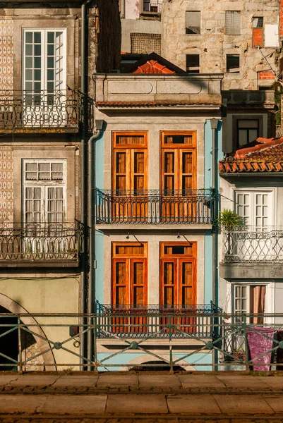 Mignonnes maisons européennes collées ensemble vieille ville typique vue colorée bâtiments vintage - Porto, Portugal — Photo