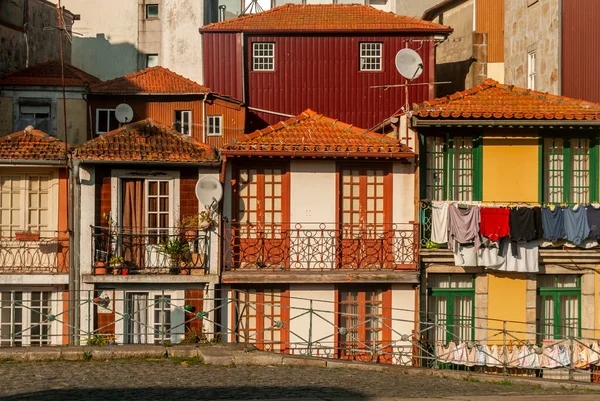 Maisons traditionnelles colorées dans la vieille rue typique de Porto bâtiments vintage - Portugal — Photo