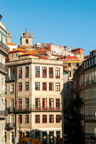 Porto ville rues étroites et maisons colorées à proximité l'une de l'autre en montant la vue sur la colline de la cathédrale de Porto - Porto, Portugal — Photo