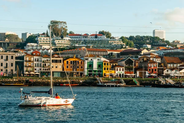 Porto, Portugal - 18 septembre 2021 : Ribeira de Porto au coucher du soleil avec un bateau de marque Martini naviguant dans des maisons colorées et des caves à vin - Portugal — Photo