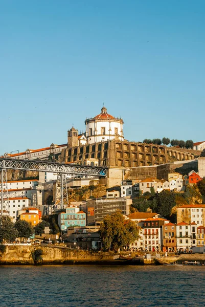 Monastère de Serra do Pilar et Luis I Pont au coucher du soleil que le soleil éclaire la scène bâtiments colorés et ciel flou cristal - Portugal — Photo