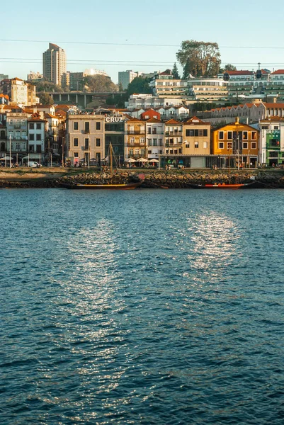 Porto, Portugalsko - 18. září 2021: Barevný nábřeží Gaia sluneční mýtiny na řece Douro vody v evropském stylu domů — Stock fotografie