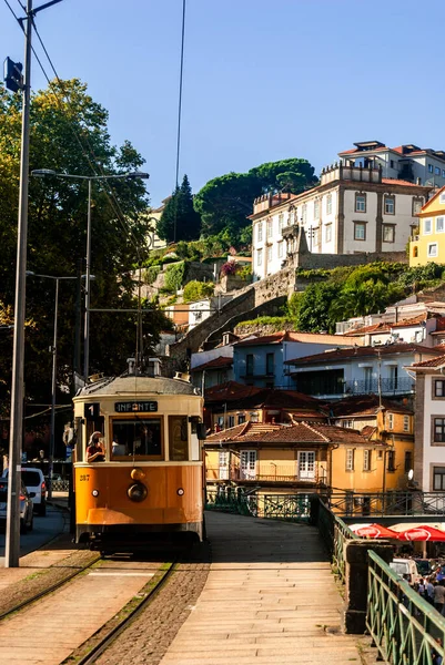 Tram touristique dans le vieux quartier de Porto avec des maisons colorées traditionnelles dans le style de vie des collines du Portugal — Photo