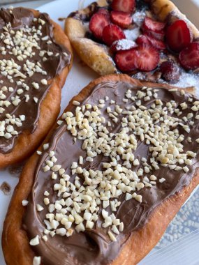 Kanada tatlısı- kunduz kuyruğu. Beyaz tabakta tatlı