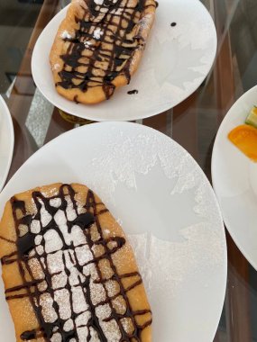 Kanada tatlısı- kunduz kuyruğu. Beyaz tabakta tatlı