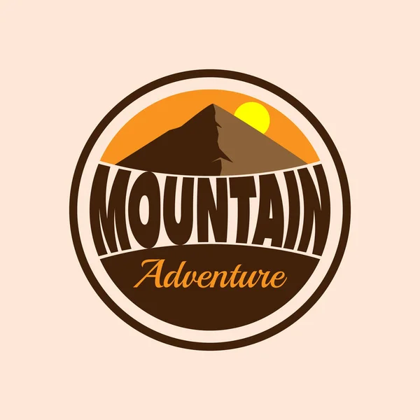 Logo Aventure Montagne Design Avec Soleil — Image vectorielle