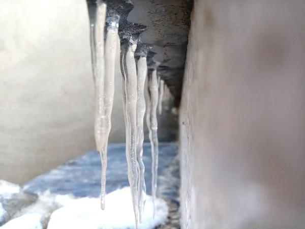 冬にぶら下がる小さな氷の鍾乳石 — ストック写真
