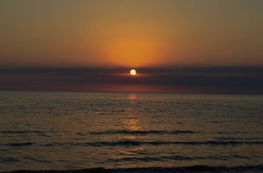 - Rusya. Güzel mavi su ve deniz gün batımı bulutları. Karadeniz. Deniz manzarası.