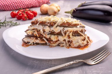 Parmesan peynirli ve domatesli patatesli lazanya..