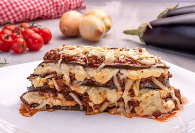 Parmesan peynirli ve domatesli patatesli lazanya..