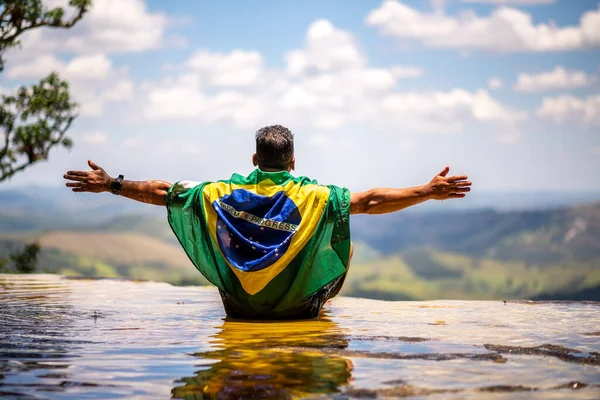 Hombre Con Bandera Brasileña Mirando Horizonte Parte Superior Cascada Janela — Foto de Stock
