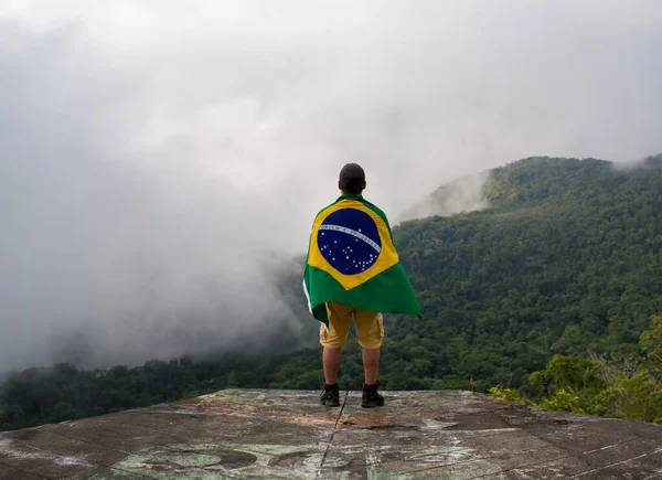 Fiatal Ember Hegyekben Keres Horizon Természetben Brazil Zászló — Stock Fotó