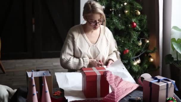 Vrouw Verpakking Geschenken Thuis — Stockvideo