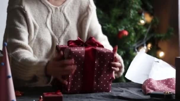 Vrouw Verpakking Geschenken Thuis — Stockvideo