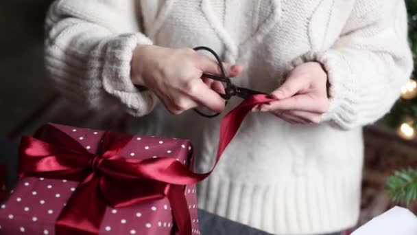 Mujer Embalaje Regalos Casa — Vídeos de Stock