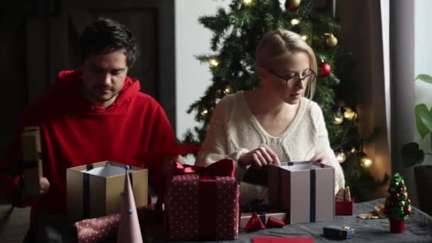 Esposa Marido Envolviendo Regalo Navidad Casa — Vídeo de stock