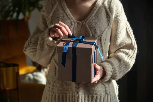 Mujer Suéter Sostiene Caja Regalo Casa — Foto de Stock