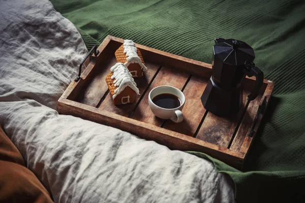 Tasse Kaffee Und Weihnachtsplätzchen Bett — Stockfoto