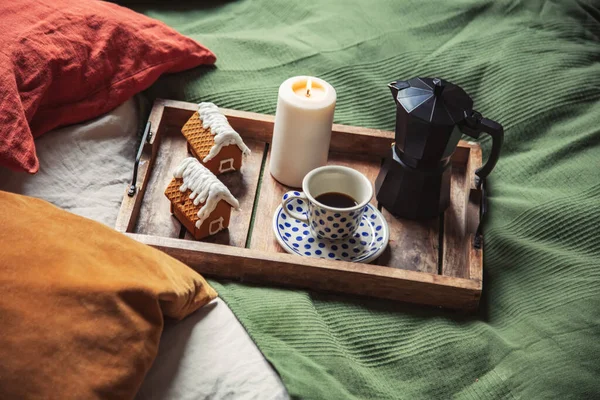 ベッドでコーヒーとクリスマスクッキーのカップ — ストック写真
