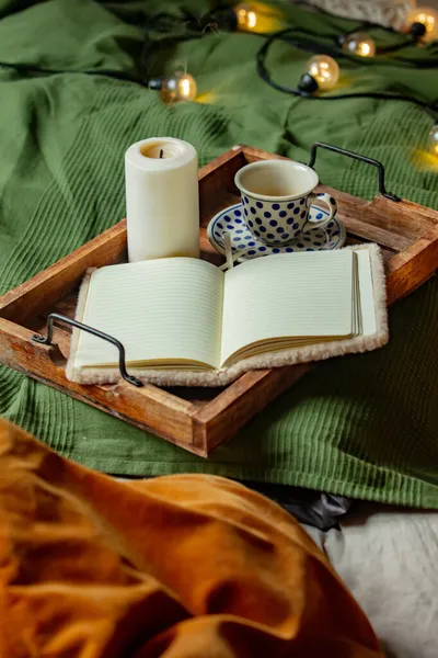 Secangkir Kopi Dan Notebook Dengan Lilin Nampan Tempat Tidur — Stok Foto