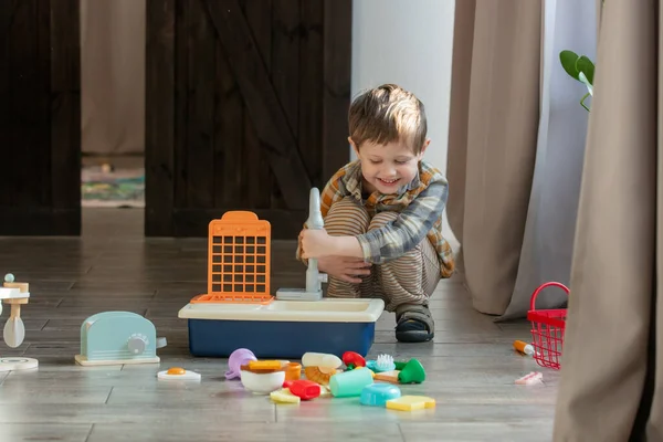 Menino Brincar Com Brinquedo Casa — Fotografia de Stock