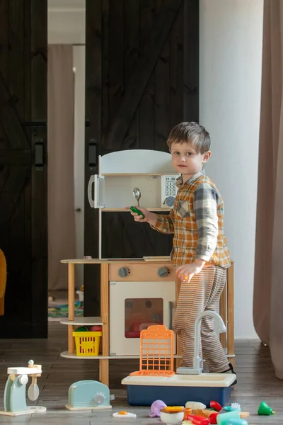 Liten Pojke Leka Med Leksaker Hemma — Stockfoto