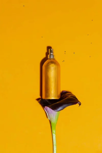 Frasco Perfume Flor Calla Preto Fundo Amarelo Vista Acima — Fotografia de Stock