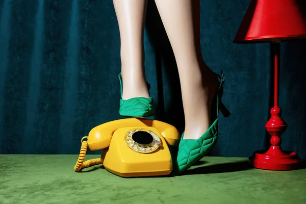 Kaliteli Kırmızı Topuklu Kadın Ayakları Yeşil Masada Eski Moda Telefon — Stok fotoğraf