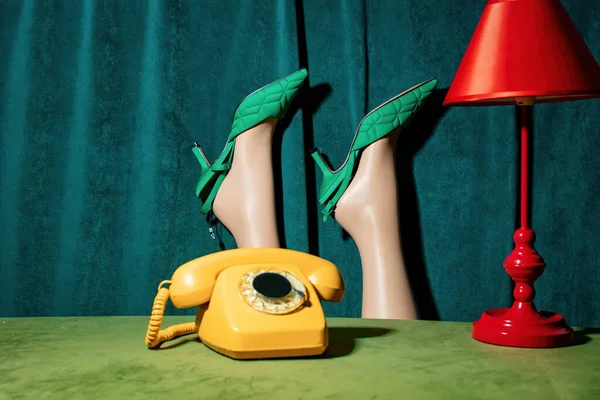 Yeşil Bağcıklı Kadın Ayakları Kırmızı Lambanın Yanındaki Masada Sarı Telefon — Stok fotoğraf