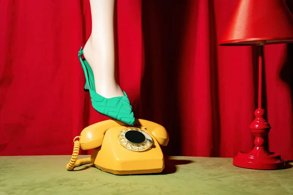 Klasik Kırmızı Topuklu Kadın Ayağı Yeşil Masanın Üzerinde Duruyor Arka — Stok fotoğraf