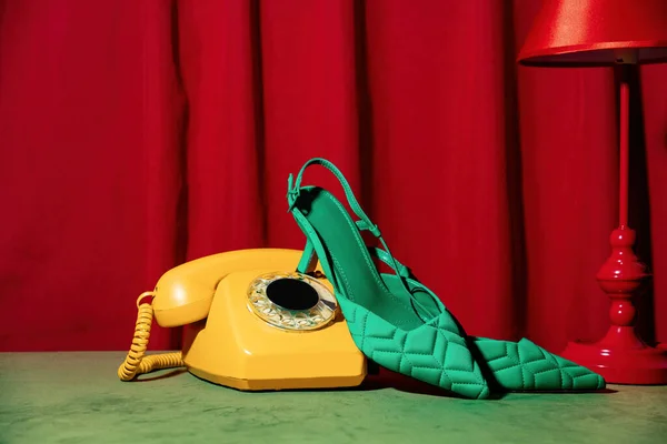 Vitnage Telefoon Groene Hakken Een Tafel Naast Rode Lamp Gordijnen — Stockfoto