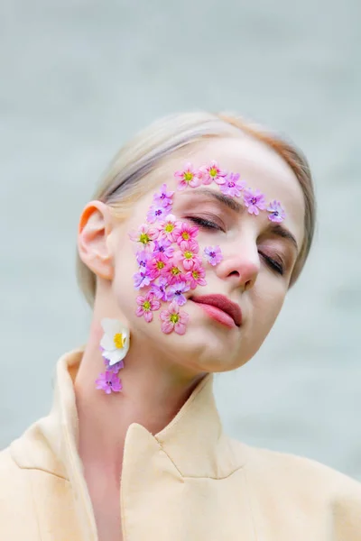 Belle Femme Avec Des Pétales Fleurs Sur Visage Sur Fond — Photo