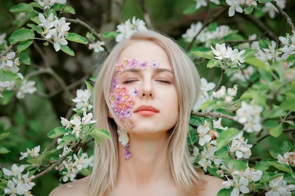 Красива Жінка Пелюстками Квітів Обличчі Навколо Квітучої Яблуні — стокове фото