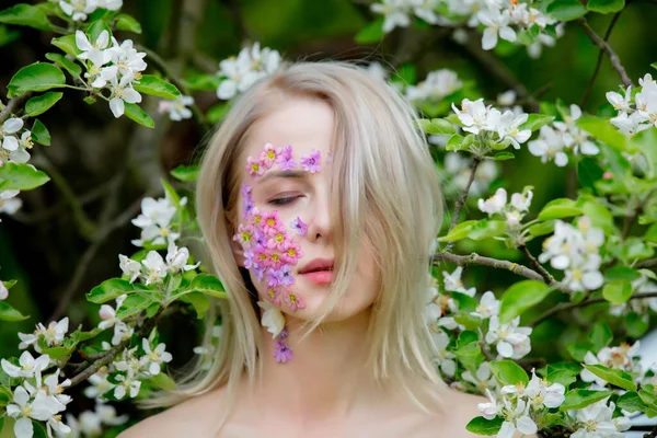 Красива Жінка Пелюстками Квітів Обличчі Навколо Квітучої Яблуні — стокове фото