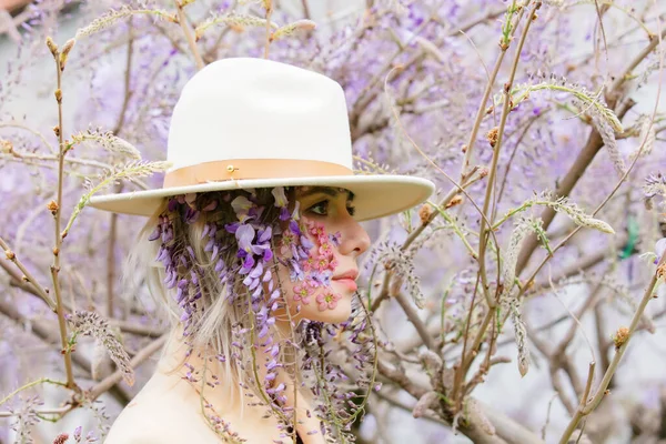 Belle Femme Avec Des Pétales Fleurs Sur Visage Autour Des — Photo